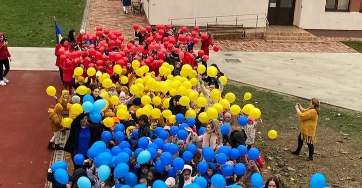 Tricolor din baloane purtate de copii, la Giroc