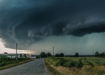 Vreme urâtă în vestul țării, în weekend: ploi și vijelii