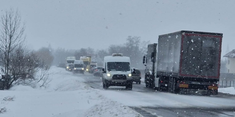 Se circulă în condiții de iarnă pe drumurile din vestul țării! Anvelopele de iarnă, obligatorii