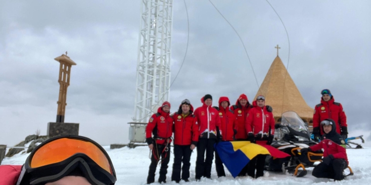 Drapelul României, pe culmile montane din vestul țării