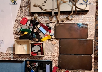 Fructe și șeptari, toate măsluite! Percheziții în vestul țării la persoane suspectate că fraudau aparate de jocuri de noroc