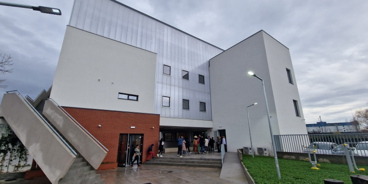 Zeci de copii și adulți din cartierul timișorean Kuncz, sprijiniți să-și facă un rost