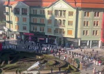 Pe străzile Timișoarei răsună colindele! Cete întregi de tineri colorează orașul