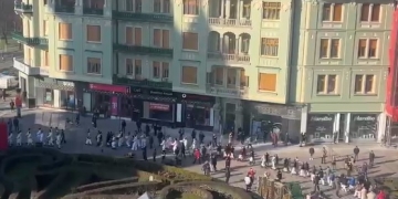 Pe străzile Timișoarei răsună colindele! Cete întregi de tineri colorează orașul