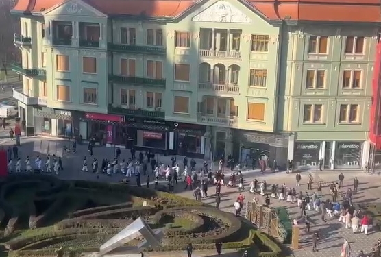 Pe străzile Timișoarei răsună colindele! Cete întregi de tineri colorează orașul