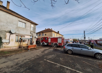 Explozie într-un bloc din Giarmata! Patru persoane, dintre care doi copii, rănite FOTO