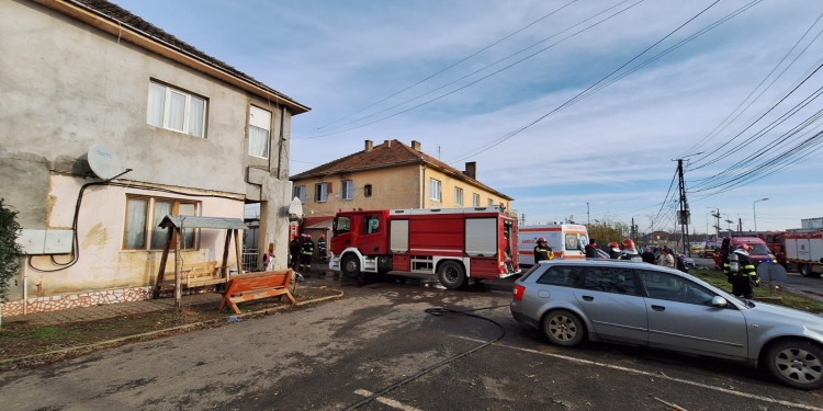 Explozie într-un bloc din Giarmata! Patru persoane, dintre care doi copii, rănite FOTO