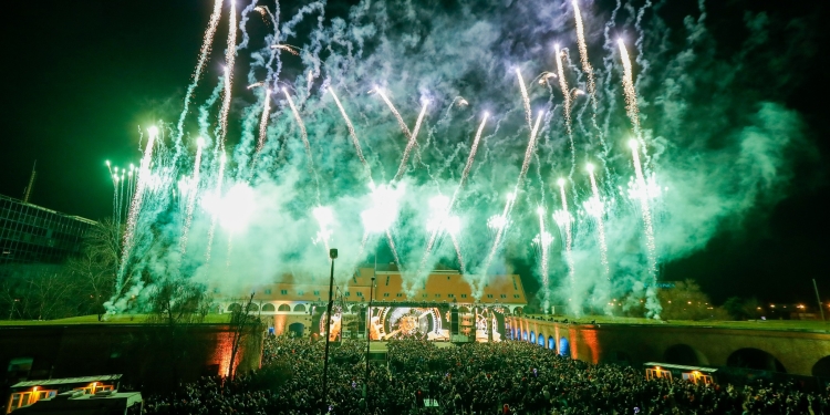 Distracție în centrul Timișoarei de Revelion, cu The Motans și Festivalul Luminilor