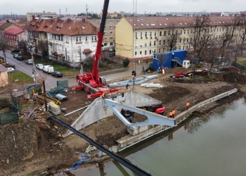 Se montează noua pasarelă Gelu, peste Bega FOTO