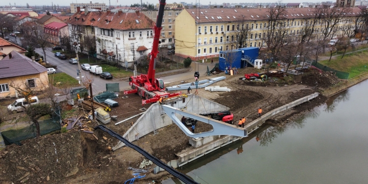 Se montează noua pasarelă Gelu, peste Bega FOTO