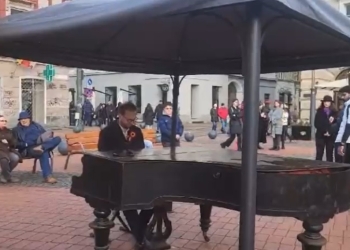 Imnul României, cântat la pian de primarul Timișoarei, Dominic Fritz!