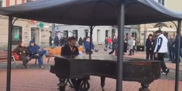 Imnul României, cântat la pian de primarul Timișoarei, Dominic Fritz!