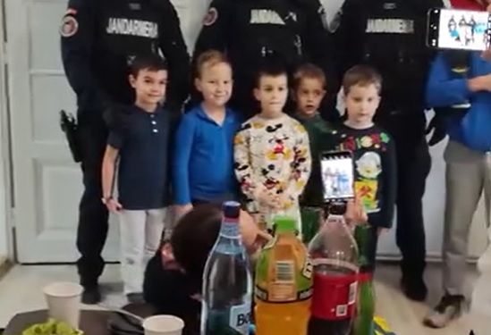 Misiune specială pentru jandarmii din Timiș. Un copil cu mai multe operații pe cord i-a dorit lângă el, de ziua lui