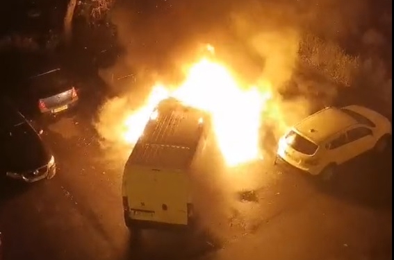 Pagube uriașe într-o parcare din Timișoara! 5 mașini au ars complet