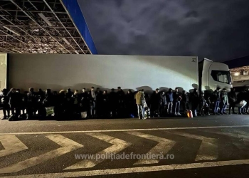 Zeci de migranți, ascunși într-un tir, au încercat să treacă ilegal în Ungaria