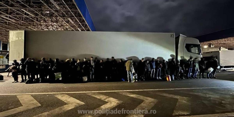 Zeci de migranți, ascunși într-un tir, au încercat să treacă ilegal în Ungaria