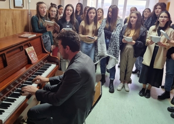 Proiect cultural la Făget! O pianină a fost donată liceului din oraș