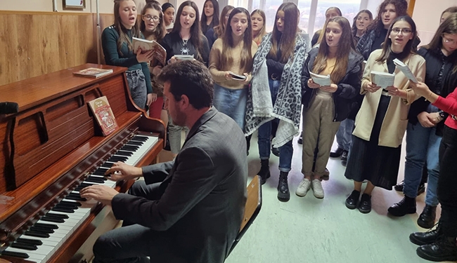 Proiect cultural la Făget! O pianină a fost donată liceului din oraș
