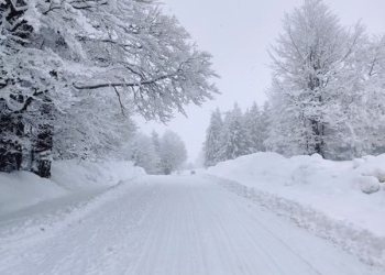 Circulația spre Semenic și Muntele Mic, închisă din cauza viscolului