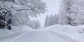 Circulația spre Semenic și Muntele Mic, închisă din cauza viscolului