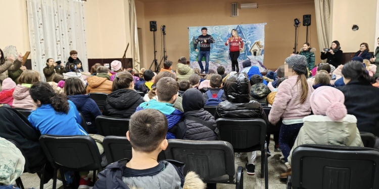 Călătorie în lumea poveștilor pentru copiii din Chevereșu Mare! Teatrul de păpuși a poposit în comuna lor