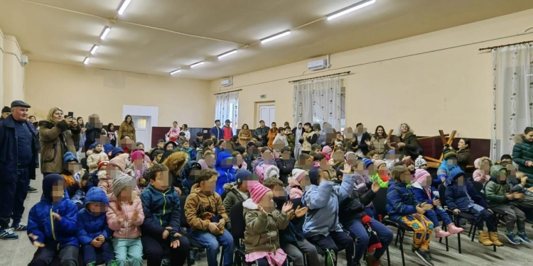 Călătorie în lumea poveștilor pentru copiii din Chevereșu Mare! Teatrul de păpuși a poposit în comuna lor