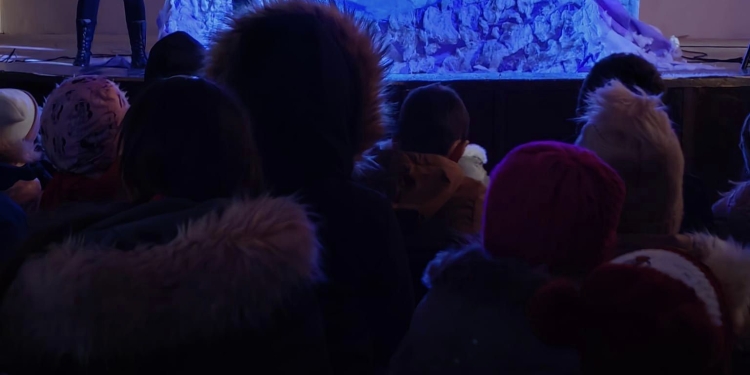 Călătorie în lumea poveștilor pentru copiii din Chevereșu Mare! Teatrul de păpuși a poposit în comuna lor