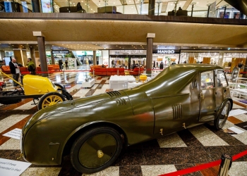 Prima mașină aerodinamică din lume cu roțile în caroserie, expusă la Timișoara