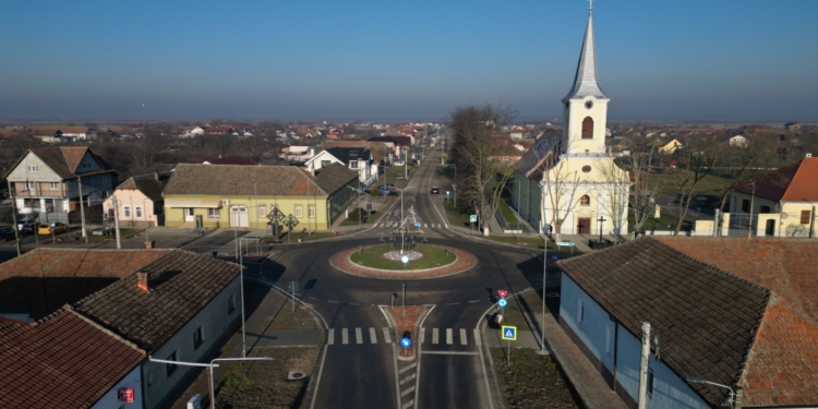 Mai multă siguranță în trafic, la Dudeștii Noi! Consiliul Județean a făcut sens giratoriu