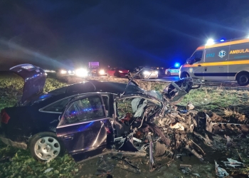 Fiare contorsionate și 3 victime în urma unui accident, în Timiș. Un tânăr șofer a depășit neregulamentar
