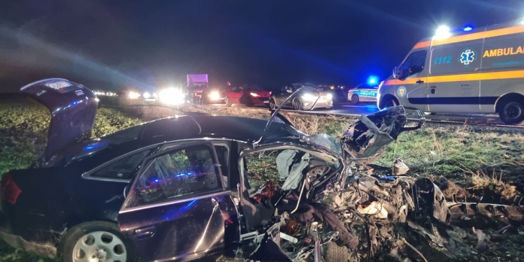 Fiare contorsionate și 3 victime în urma unui accident, în Timiș. Un tânăr șofer a depășit neregulamentar