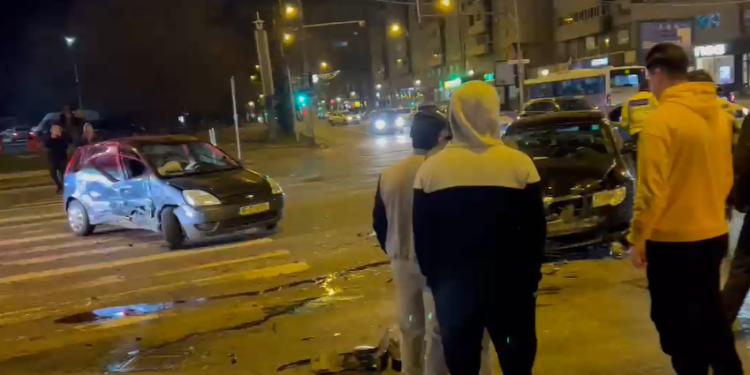 Accident într-o intersecție importantă din Timișoara! Două mașini s-au ciocnit violent
