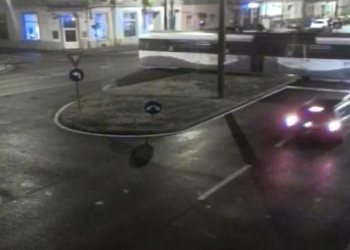 Fără permis și cu mult alcool la bord, a intrat într-un tramvai!