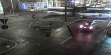 Fără permis și cu mult alcool la bord, a intrat într-un tramvai!