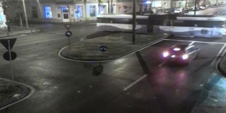 Fără permis și cu mult alcool la bord, a intrat într-un tramvai!