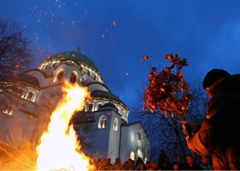 Sârbii din Timișoara aprind Badnjak-ul, în Ajunul Crăciunului