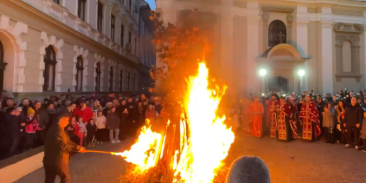 Badnjak-ul, aprins în centrul Timișoarei în Ajunul Crăciunului pe rit vechi