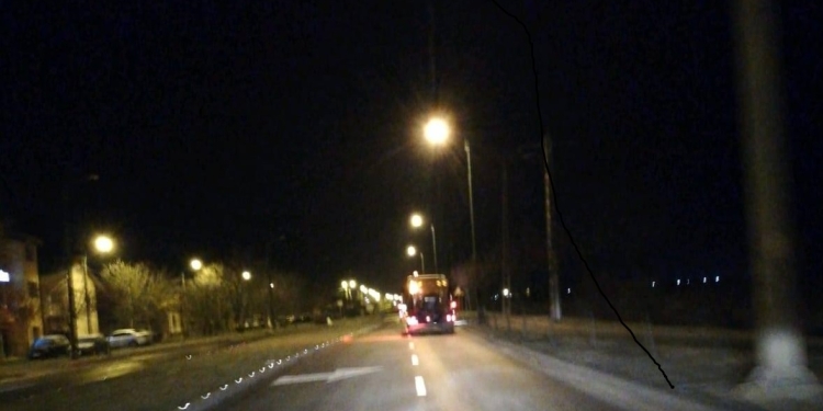 Zeci de tone de material antiderapant pe străzile din Timișoara. Sute, pe drumurile naționale.