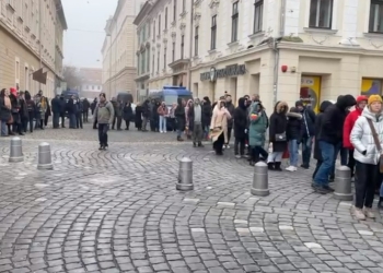 Sute de persoane așteaptă să vadă expoziția Brâncuși din Timișoara, de Mica Unire