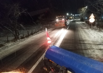 Iarnă în toată regula în unele zone din vestul țării! Drumarii, la datorie noaptea trecută