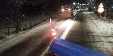 Iarnă în toată regula în unele zone din vestul țării! Drumarii, la datorie noaptea trecută