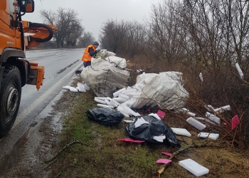 Sute de kg de gunoaie, „uitate” pe marginea drumului din Timișoara spre Arad