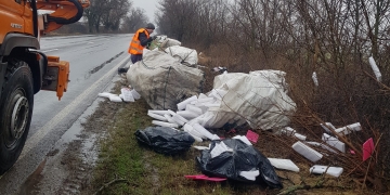 Sute de kg de gunoaie, „uitate” pe marginea drumului din Timișoara spre Arad