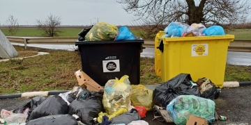 Timișeni certați cu bunul simț! Deșeuri abandonate ilegal pe marginea drumurilor