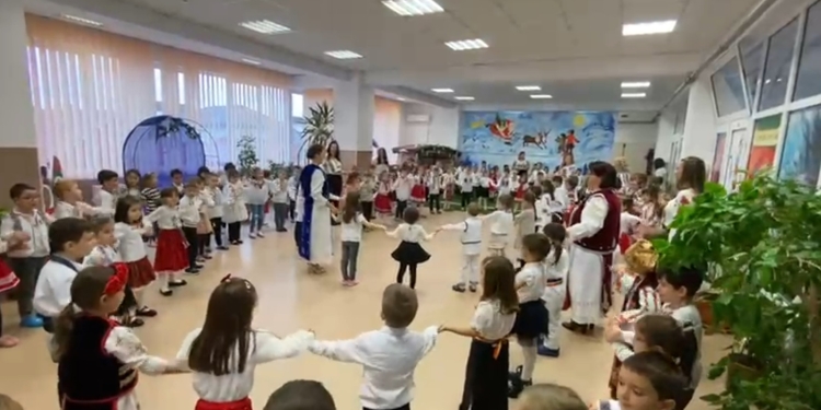 O horă a veseliei, de Mica Unire, la grădinița din Giroc