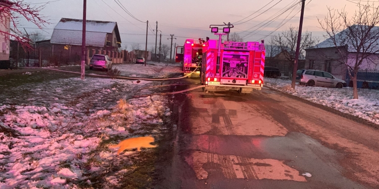 Incendiu la o casă din Timiș! Un bărbat a făcut atac de panică