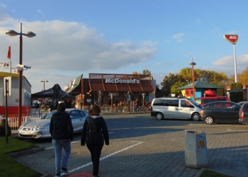 S-au luat de la foame! Bătaie între doi tineri, la coadă la Mac, în Timișoara