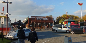 S-au luat de la foame! Bătaie între doi tineri, la coadă la Mac, în Timișoara