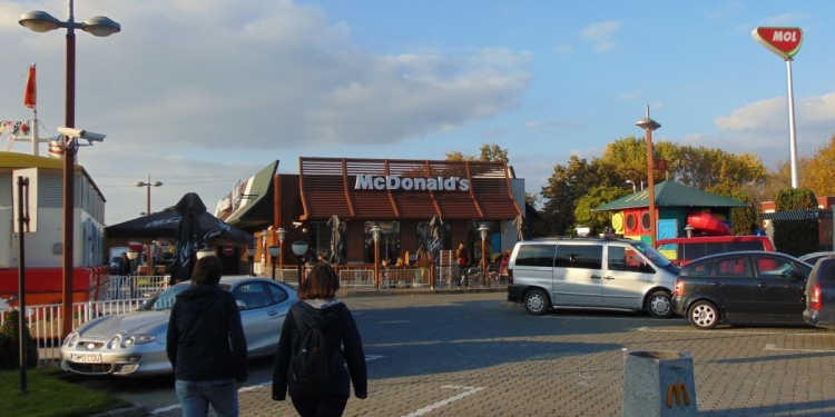 S-au luat de la foame! Bătaie între doi tineri, la coadă la Mac, în Timișoara