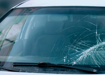 Scandal într-o localitate din Timiș! Doi bărbați, reținuți după ce au amenințat o familie